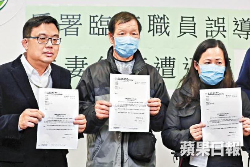 ■黃伯(中)需於下周二前搬出單位,涂謹申(左)促房署暫緩逼遷令。李家皓攝 ■黃伯(中)需於下周二前搬出單位,涂謹申(左)促房署暫緩逼遷令。李家皓攝