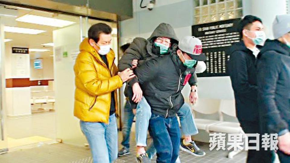 ■死者父親認屍後傷心過度,要由親友揹着離開殮房。張培生攝■猝死PTU吳德和 ■死者父親認屍後傷心過度,要由親友揹着離開殮房。張培生攝■猝死PTU吳德和