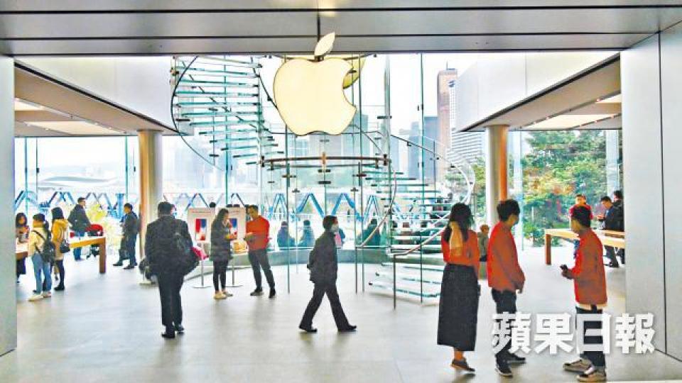 ■一部iPhone7 Plus在ifc蘋果店維修期間洩出火花冒煙。簡明恩攝
■一部iPhone7 Plus在ifc蘋果店維修期間洩出火花冒煙。簡明恩攝