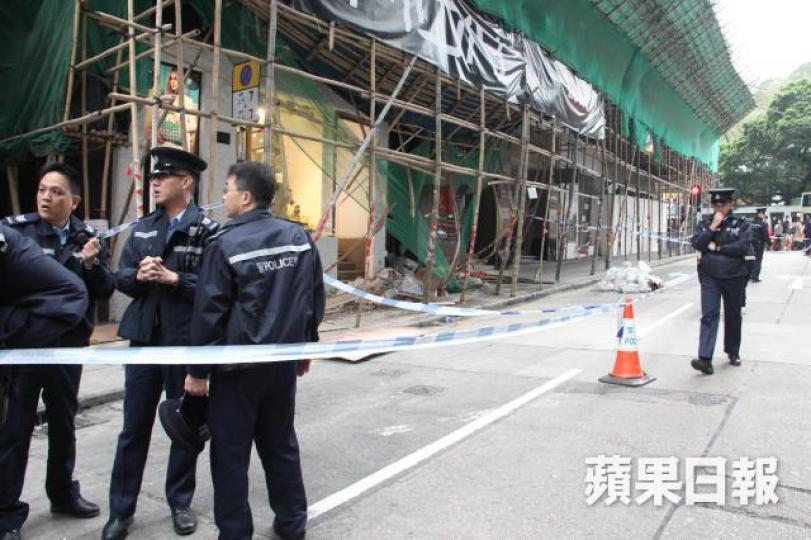 ■棚架倒塌現場對開的一段行人路及兩條行車線一度需圍封檢查。 ■棚架倒塌現場對開的一段行人路及兩條行車線一度需圍封檢查。