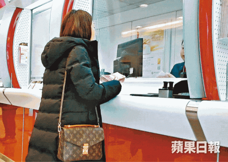 ■其中一名女收貨人帶人民幣到不同的中銀分行,將錢分散存入戶口。 ■其中一名女收貨人帶人民幣到不同的中銀分行,將錢分散存入戶口。