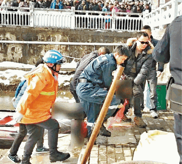 ■救護人員合力將死者抬離現場。■男子遭冰封在池塘底。 ■救護人員合力將死者抬離現場。■男子遭冰封在池塘底。