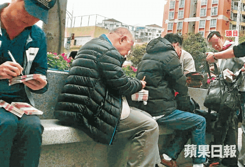 【偷運人幣流程】1)早上11時,金融螞蟻兵團頭目與「蟻民」在福田口岸等候,貨主將人民幣交給頭目,由頭目分發,蟻民收款點算後在封條簽名2)頭目與金融螞蟻兵團一起從皇崗口岸過關來港3)過關後,頭目一度被香港海關截查,但最終獲放行4)頭目與蟻民抵達上水火車站,頭目在火車站樓梯將錢交給收貨人5)收貨人收回人民幣後乘港鐵離開,其間四處張望,十分警惕 【偷運人幣流程】1)早上11時,金融螞蟻兵團頭目與「蟻民」在福田口岸等候,貨主將人民幣交給頭目,由頭目分發,蟻民收款點算後在封條簽名2)頭目與金融螞蟻兵團一起從皇崗口岸過關來港3)過關後,頭目一度被香港海關截查,但最終獲放行4)頭目與蟻民抵達上水火車站,頭目在火車站樓梯將錢交給收貨人5)收貨人收回人民幣後乘港鐵離開,其間四處張望,十分警惕