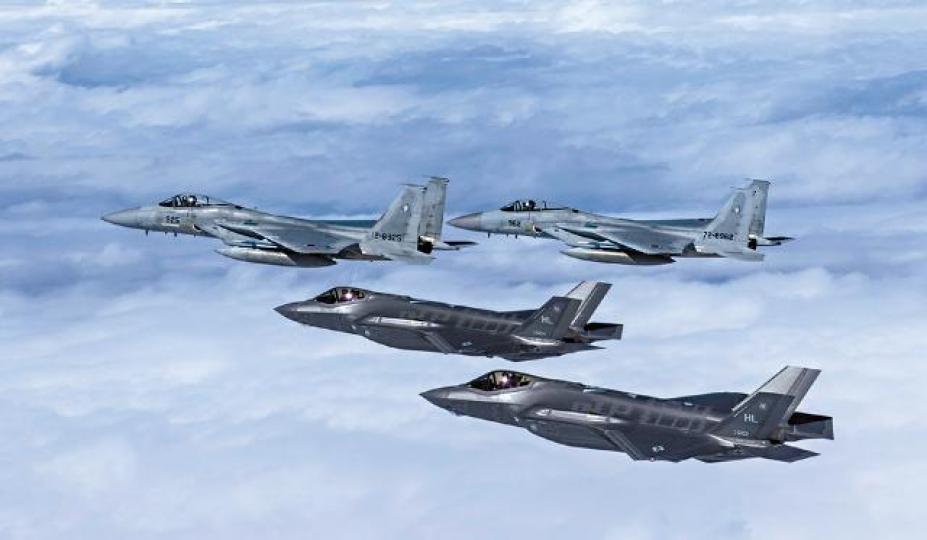 ■報告指美軍如有需要會在F35A隱形戰機搭載核武,圖為美軍F35A(右)去年底與日本自衞隊F15戰機聯合演練。 ■報告指美軍如有需要會在F35A隱形戰機搭載核武,圖為美軍F35A(右)去年底與日本自衞隊F15戰機聯合演練。