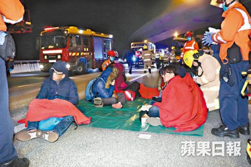 ■車禍傷者眾多,須由醫護人員即場分流及包紮後再送院。 ■車禍傷者眾多,須由醫護人員即場分流及包紮後再送院。