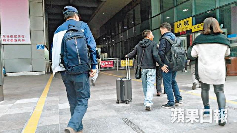 ■兵團主要經皇崗口岸來港,為免被賊盯上,每次都集體行動,方便照應。 ■兵團主要經皇崗口岸來港,為免被賊盯上,每次都集體行動,方便照應。