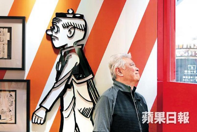 王澤說:「我跟父親聊起,很多人說以前看《老夫子》在飛髮舖。何解?因為給小朋友漫畫書自然坐定定。所以今次展覽以飛髮舖的轉轉燈為背景。」《影1》(上圖)和《影2》是王家禧去世後,王澤啟發自朱自清《背影》而創作的當代作品。九龍灣德福商場展出老夫子三代原稿,包括老王澤與王澤兩代的創作的六格漫畫(中及右),以及用塑膠彩畫出的王澤破格新作《暈迷之畫》。老王澤離世一年多,書房絲毫沒變,王澤形容像一個凝固了的空間、沒有了表演者的假舞台,很「超現實」。多年前老、小王澤聯袂接受本報專訪。王澤指自己有兩位父親,一位是 王澤說:「我跟父親聊起,很多人說以前看《老夫子》在飛髮舖。何解?因為給小朋友漫畫書自然坐定定。所以今次展覽以飛髮舖的轉轉燈為背景。」《影1》(上圖)和《影2》是王家禧去世後,王澤啟發自朱自清《背影》而創作的當代作品。九龍灣德福商場展出老夫子三代原稿,包括老王澤與王澤兩代的創作的六格漫畫(中及右),以及用塑膠彩畫出的王澤破格新作《暈迷之畫》。老王澤離世一年多,書房絲毫沒變,王澤形容像一個凝固了的空間、沒有了表演者的假舞台,很「超現實」。多年前老、小王澤聯袂接受本報專訪。王澤指自己有兩位父親,一位是