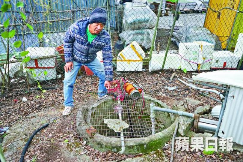 ■村民張貴財曾綁繩爬落涉事水井施救。張家豪攝 ■村民張貴財曾綁繩爬落涉事水井施救。張家豪攝