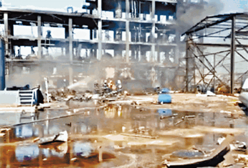 ■山東化工廠被燒剩支架,現場滿目瘡痍。■化工廠爆炸現場濃煙沖天。 ■山東化工廠被燒剩支架,現場滿目瘡痍。■化工廠爆炸現場濃煙沖天。