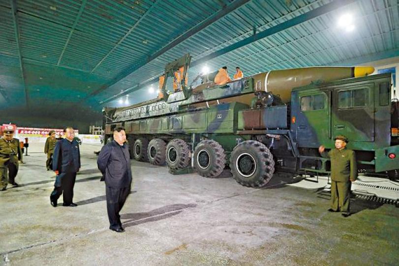 ■北韓領導人金正恩去年視察「火星14型」洲際彈道導彈。 ■北韓領導人金正恩去年視察「火星14型」洲際彈道導彈。