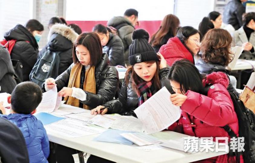 上水■大批家長在派位中心填表,盼獲派心儀學校。許頌明攝 上水■大批家長在派位中心填表,盼獲派心儀學校。許頌明攝