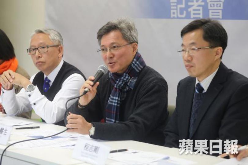 ■王明爍(中)表示,政府過去兩年提出逾11項有關精神病的服務工作,當中只有一項為針對嚴重精神病患者的措施,認為支援不足。朱永倫攝 ■王明爍(中)表示,政府過去兩年提出逾11項有關精神病的服務工作,當中只有一項為針對嚴重精神病患者的措施,認為支援不足。朱永倫攝