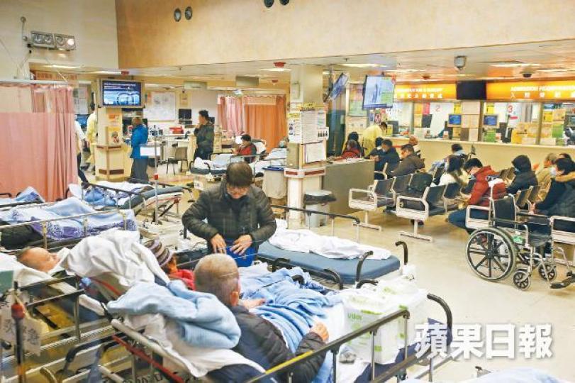 ■流感疫情持續嚴峻,伊利沙伯醫院急症室昨有不少市民求診。黎樹雄攝 ■流感疫情持續嚴峻,伊利沙伯醫院急症室昨有不少市民求診。黎樹雄攝