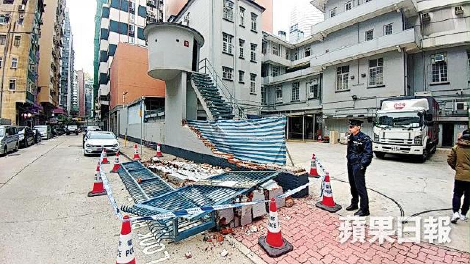 昨日冧牆■舊灣仔警署外牆昨被貨車撞毀,涉事貨車其後停泊警署內調查。胡恩宏攝昔日面貌■舊灣仔警署屬二級歷史建築物,當局曾計劃活化成為特色酒店。資料圖片 昨日冧牆■舊灣仔警署外牆昨被貨車撞毀,涉事貨車其後停泊警署內調查。胡恩宏攝昔日面貌■舊灣仔警署屬二級歷史建築物,當局曾計劃活化成為特色酒店。資料圖片
