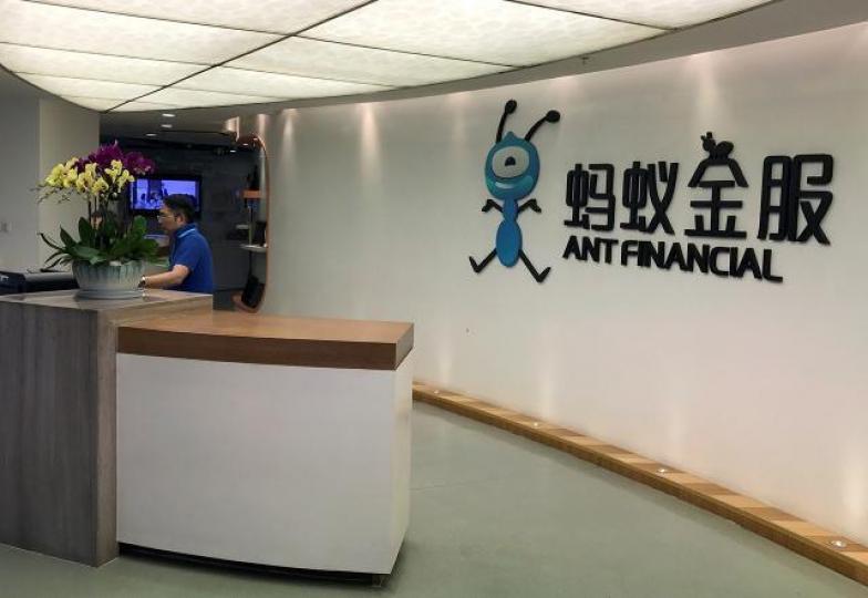 ■內地互聯網金融顛覆傳統銀行的營運模式,例如螞蟻金服旗下餘額寶就是成功例子。資料圖片 ■內地互聯網金融顛覆傳統銀行的營運模式,例如螞蟻金服旗下餘額寶就是成功例子。資料圖片