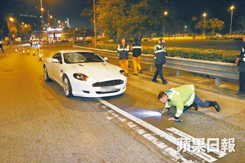 ■涉事跑車右邊擋風玻璃嚴重碎裂,警員在場搜證。■捱撞老翁送院後不治。■肇事司機涉危險駕駛被警方拘捕。 ■涉事跑車右邊擋風玻璃嚴重碎裂,警員在場搜證。■捱撞老翁送院後不治。■肇事司機涉危險駕駛被警方拘捕。