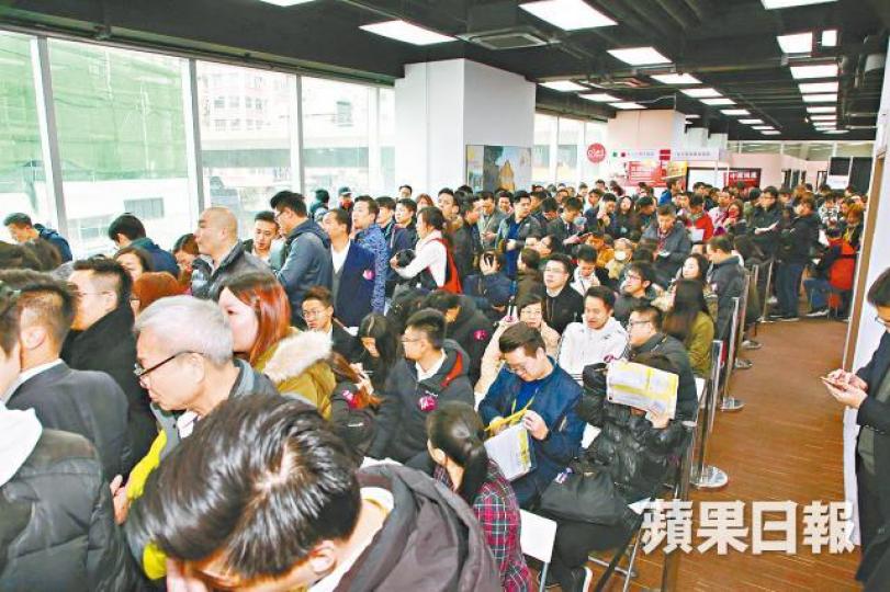■津匯昨首賣84伙,吸引大批上車客及投資者認購。晉平安攝 ■津匯昨首賣84伙,吸引大批上車客及投資者認購。晉平安攝