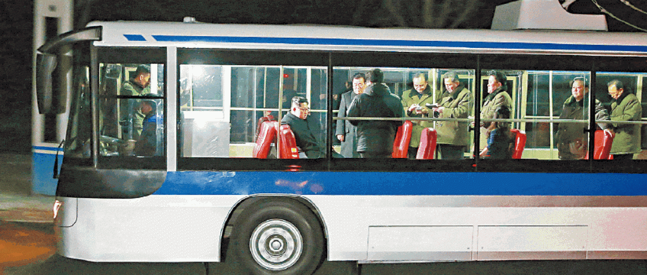 ■一眾官員陪伴金正恩試搭無軌電車。路透社 ■一眾官員陪伴金正恩試搭無軌電車。路透社