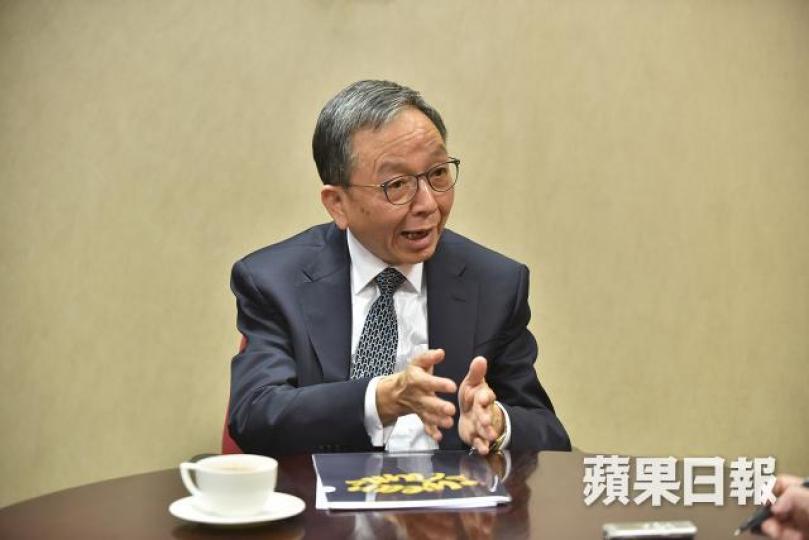 ■華僑永亨零售銀行主管黃循球笑說已服務該行逾40年。黃偉傑攝 ■華僑永亨零售銀行主管黃循球笑說已服務該行逾40年。黃偉傑攝