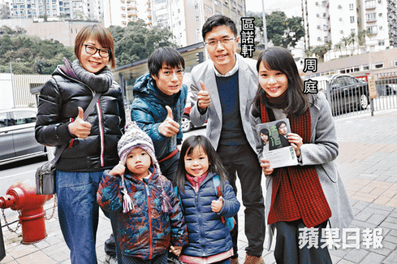 ■港島唯一民主派候選人區諾軒昨與周庭落區,獲市民支持。王心義攝 ■港島唯一民主派候選人區諾軒昨與周庭落區,獲市民支持。王心義攝