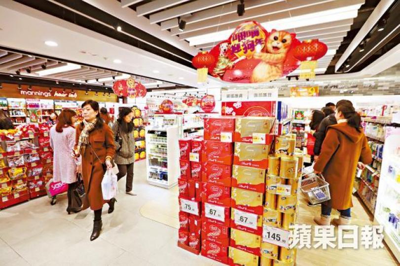 ■萬寧年貨大減價,其中瑞士蓮朱古力較兩大超市便宜。李家皓攝 ■萬寧年貨大減價,其中瑞士蓮朱古力較兩大超市便宜。李家皓攝
