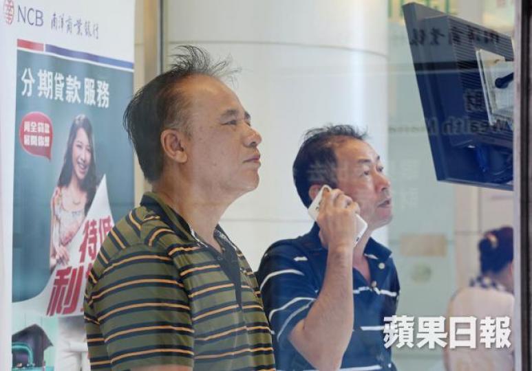 ■小投資者應付癲市,最佳方法係保持彈出彈入。 資料圖片 ■小投資者應付癲市,最佳方法係保持彈出彈入。 資料圖片