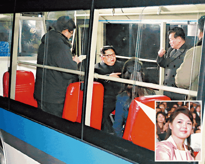 ■金正恩深夜試坐無軌電車,太太李雪主(右圖)隨行。路透社 ■金正恩深夜試坐無軌電車,太太李雪主(右圖)隨行。路透社