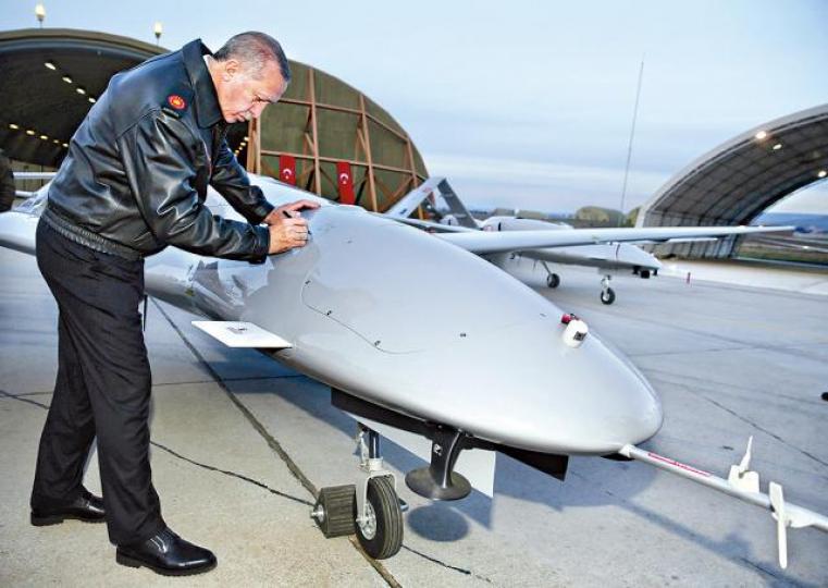 ■埃爾多安前日訪空軍基地,在一架無人機上簽名。美聯社 ■埃爾多安前日訪空軍基地,在一架無人機上簽名。美聯社