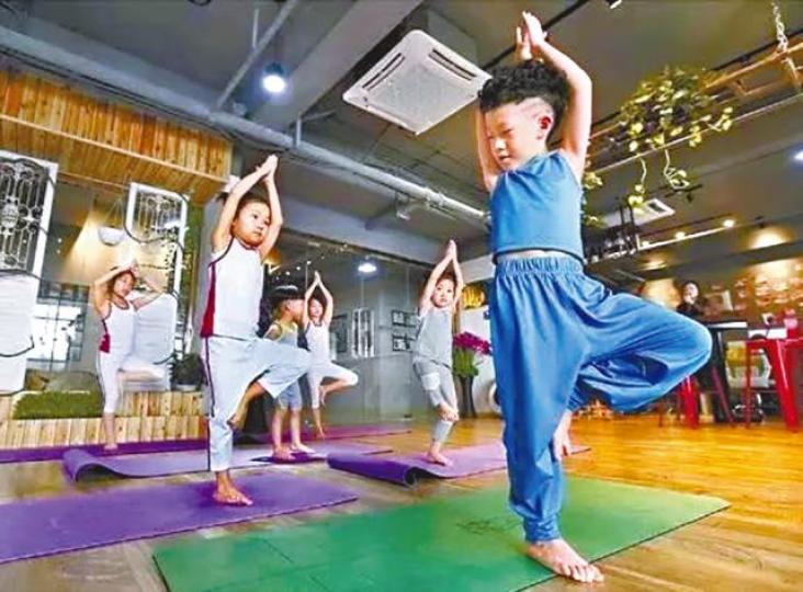 ■現年7歲的孫楚洋(右)有不少學生。
■現年7歲的孫楚洋(右)有不少學生。