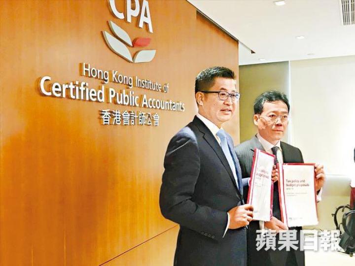 ■伍耀輝(左)及蘇國基均認為全民派錢未能惠及民生。
■伍耀輝(左)及蘇國基均認為全民派錢未能惠及民生。