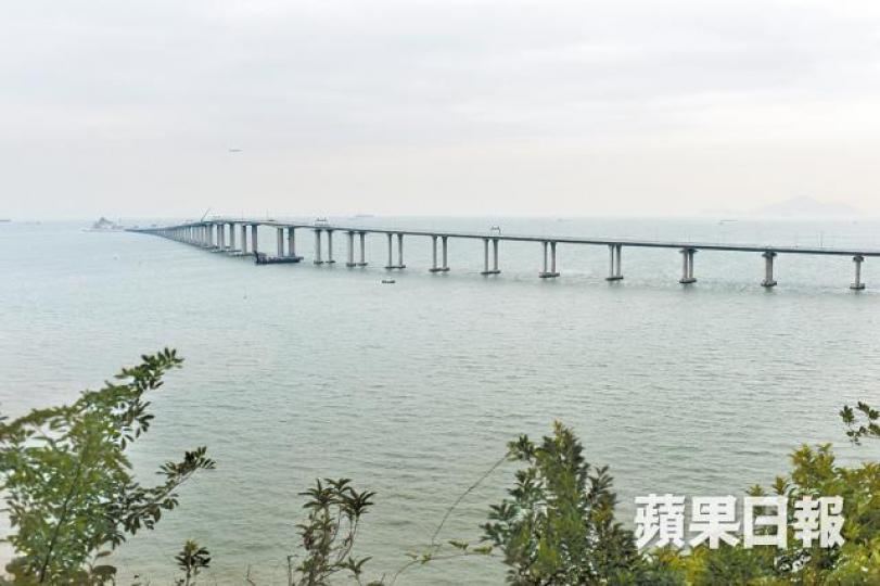 ■嚴重超支的港珠澳大橋主體今日驗收,預計5月通車。資料圖片
■嚴重超支的港珠澳大橋主體今日驗收,預計5月通車。資料圖片