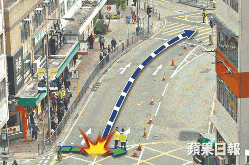 2.婆婆被拖行120米才跌落路面,救護員到場證實她已死去,警員用帳篷蓋住屍體。張培生攝
2.婆婆被拖行120米才跌落路面,救護員到場證實她已死去,警員用帳篷蓋住屍體。張培生攝