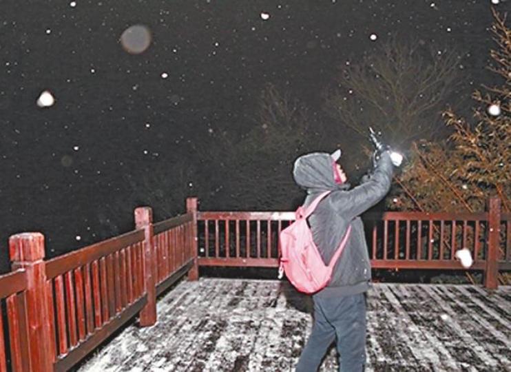【台灣】■陽明山二子坪大雪紛飛。
【台灣】■陽明山二子坪大雪紛飛。