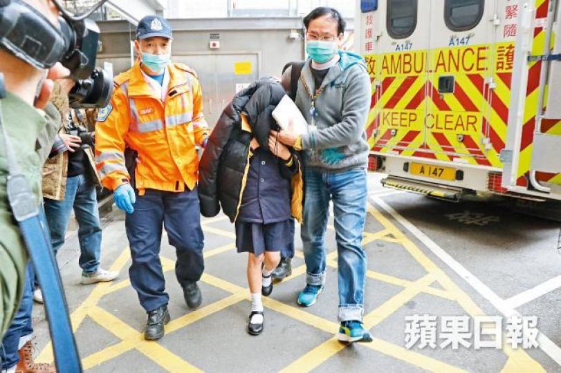 ■校方發現女童衣衫不足報警,警員到場調查。
■校方發現女童衣衫不足報警,警員到場調查。