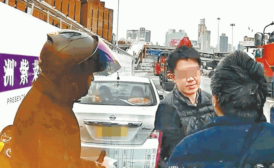 ■隧道塞車期間,私家車企圖攝位爬電單車頭。讀者提供短片截圖
■隧道塞車期間,私家車企圖攝位爬電單車頭。讀者提供短片截圖