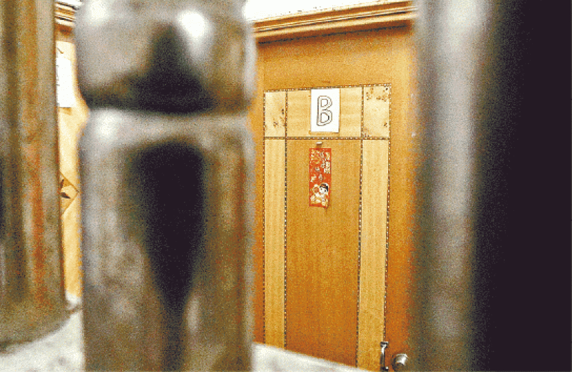 ■兔唇女前日被發現在嚴寒下穿薄衫返學後送院檢查。
■兔唇女前日被發現在嚴寒下穿薄衫返學後送院檢查。