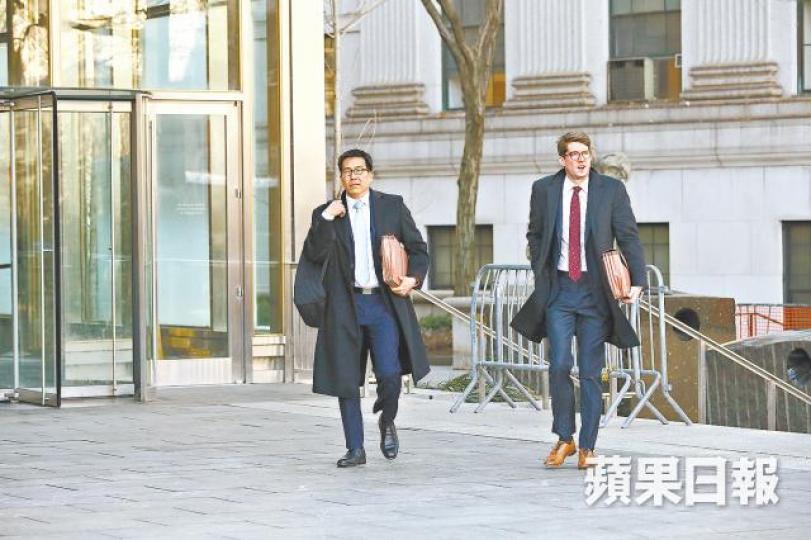 ■辯方律師 Edward Kim(左)和 Jonathan Bolz(右)於審訊前步入法院。黃文邦攝
■辯方律師 Edward Kim(左)和 Jonathan Bolz(右)於審訊前步入法院。黃文邦攝