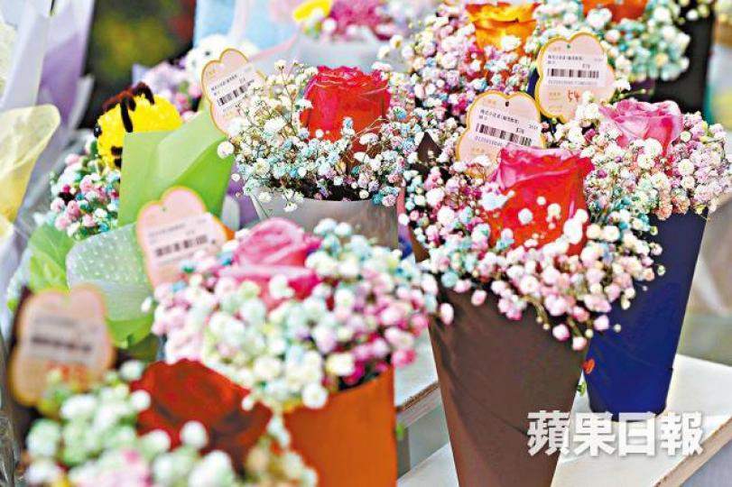 ■有花店預料市民較重視年花,故特別紮出小型花束在情人節吸客。
■有花店預料市民較重視年花,故特別紮出小型花束在情人節吸客。