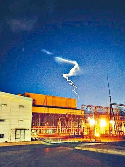 ■新疆上空日前出現「夜光雲」,疑解放軍測試陸基系統。
■新疆上空日前出現「夜光雲」,疑解放軍測試陸基系統。