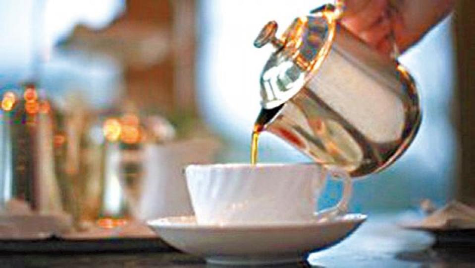 ■飲熱茶被指會增加煙酒對身體傷害。
■飲熱茶被指會增加煙酒對身體傷害。