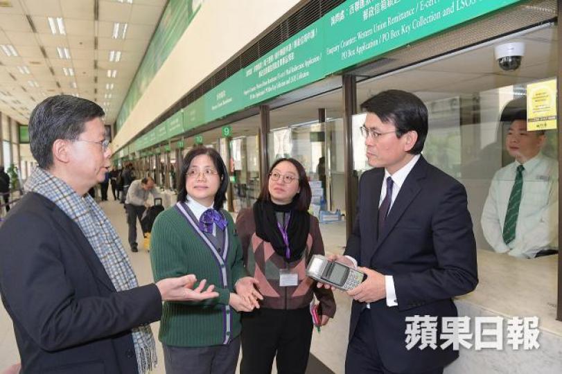 ■商務及經濟發展局局長邱騰華(右一)到訪郵政總局,聽取郵政署署長梁松泰(左一)講解長者提款服務運作。
■商務及經濟發展局局長邱騰華(右一)到訪郵政總局,聽取郵政署署長梁松泰(左一)講解長者提款服務運作。
