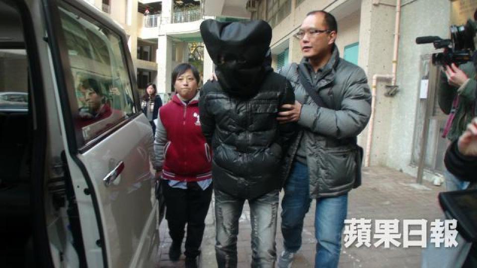 ■探員昨押涉案的士司機返住所搜查。簡明恩攝
■探員昨押涉案的士司機返住所搜查。簡明恩攝