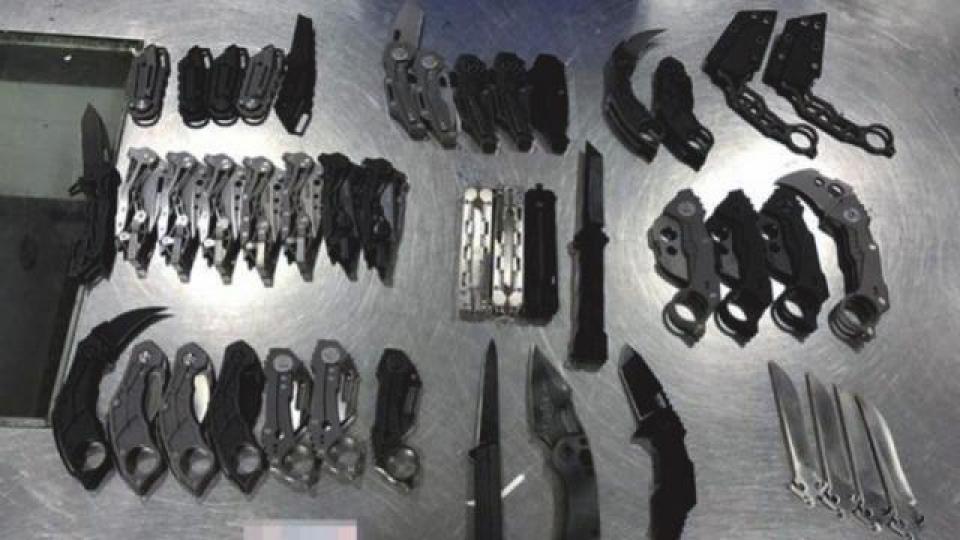 ■一名16歲香港少年涉偷運多把刀具回內地,被深圳海關截獲。
■一名16歲香港少年涉偷運多把刀具回內地,被深圳海關截獲。