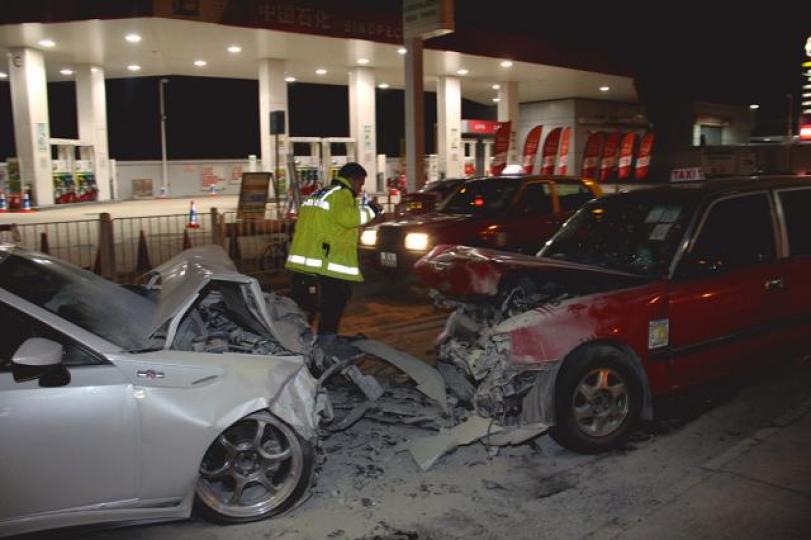 ■肇事跑車與的士車頭嚴重損毀。
■肇事跑車與的士車頭嚴重損毀。