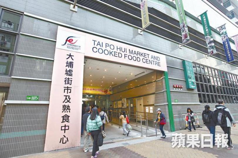 ■一群小學生上周在大埔墟街市外賣旗,被食環署保安員驅趕。資料圖片
■一群小學生上周在大埔墟街市外賣旗,被食環署保安員驅趕。資料圖片