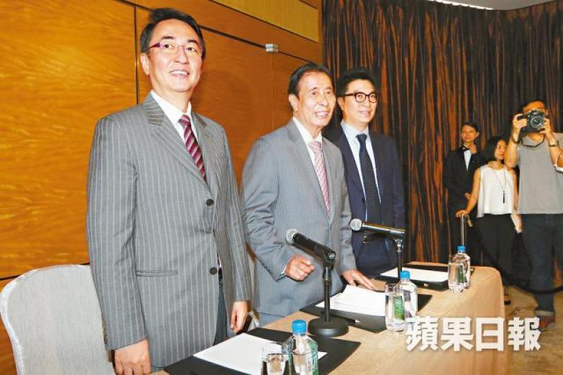 ■李家傑(左)斥約數百萬美元投資「幫幫兔」;中為恒地主席李兆基。 ■李家傑(左)斥約數百萬美元投資「幫幫兔」;中為恒地主席李兆基。
