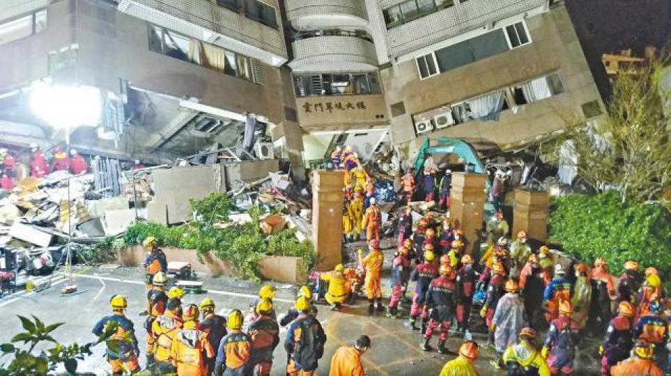 ■昨晚9時再發生地震,救援人員緊急撤出雲門翠堤大廈。
■昨晚9時再發生地震,救援人員緊急撤出雲門翠堤大廈。