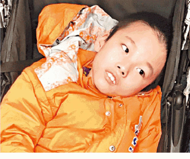 ■一名男童遭遺棄於九龍公園,警方正追查其身份。警方提供圖片
■一名男童遭遺棄於九龍公園,警方正追查其身份。警方提供圖片