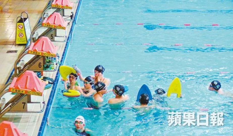 ■《蘋果》上月報道,泳總轄下泳會涉違規以非牟利身份平租公眾泳池的泳線賺錢。
■《蘋果》上月報道,泳總轄下泳會涉違規以非牟利身份平租公眾泳池的泳線賺錢。