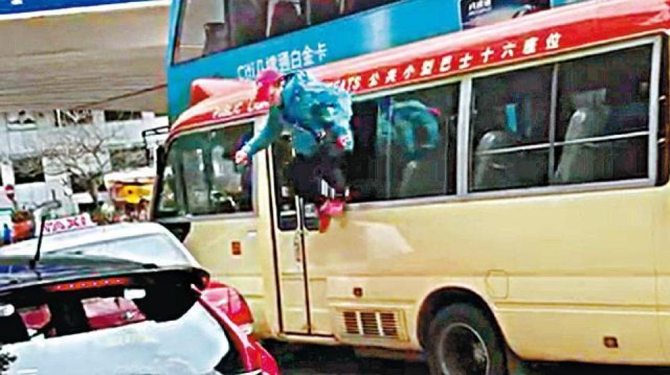 【千斤頂扑車】■之後取出千斤頂狂砸小巴車身。
【千斤頂扑車】■之後取出千斤頂狂砸小巴車身。